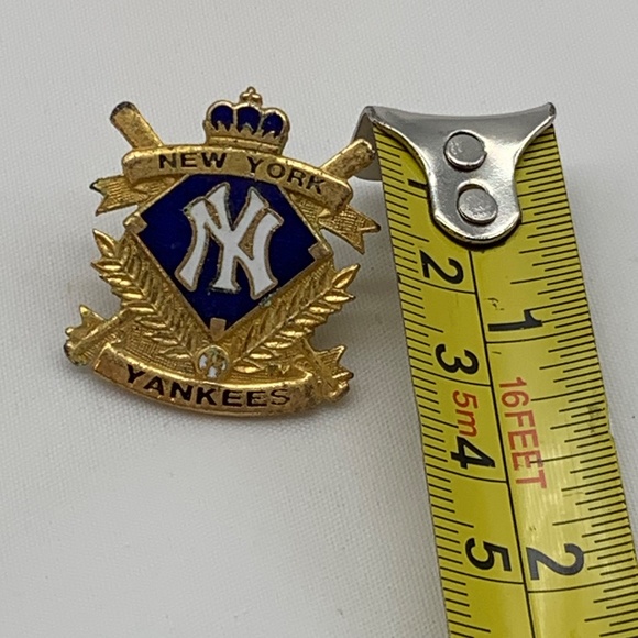 Vintage 90s New York Yankees Gold Tone Collectible Lapel Pin - Picture 10 of 10